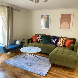 Stunning 3 Bedroom Family House In London, Private Parking And Garden, With Great Transport Links To London, The Excel Centre, Canary Wharf, The O2! London